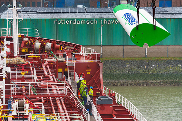 _TT20240212-25639 - Rotterdam -   RHB , Rotterdams Havenbedrijf. Foto en video van de Chemical Challenger. Op dit schip worden zgn Ventofoils geplaatst. Dit is een moderne versie van zeilen, en moet het schip een besparing op gaan leveren.
editie : Al    foto Wouter Borre WB20240214