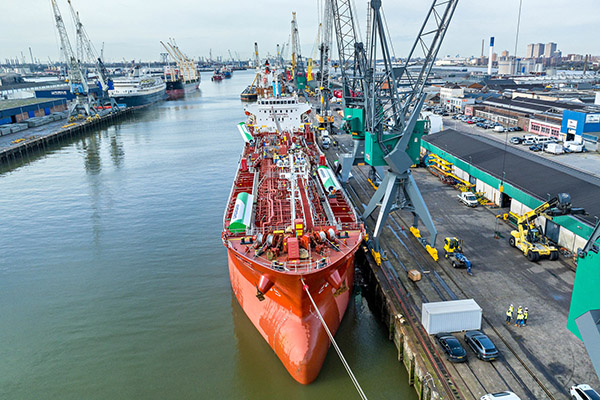 _TT20240212-25639 - Rotterdam -   RHB , Rotterdams Havenbedrijf. Foto en video van de Chemical Challenger. Op dit schip worden zgn Ventofoils geplaatst. Dit is een moderne versie van zeilen, en moet het schip een besparing op gaan leveren.
editie : Al    foto Wouter Borre WB20240215
