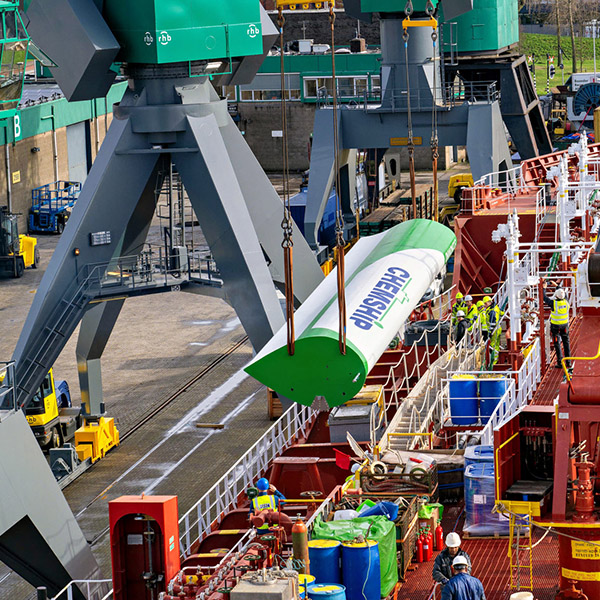 _TT20240212-25639 - Rotterdam -   RHB , Rotterdams Havenbedrijf. Foto en video van de Chemical Challenger. Op dit schip worden zgn Ventofoils geplaatst. Dit is een moderne versie van zeilen, en moet het schip een besparing op gaan leveren.
editie : Al    foto Wouter Borre WB20240215